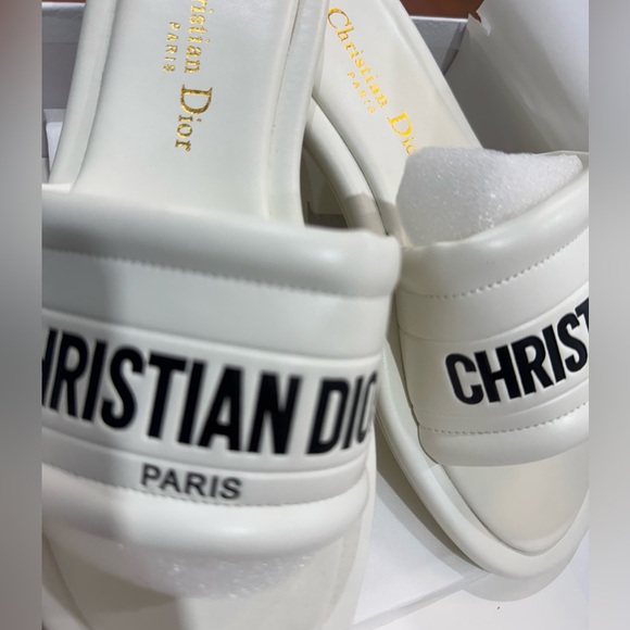 ior Shoes - White Slide Sandals